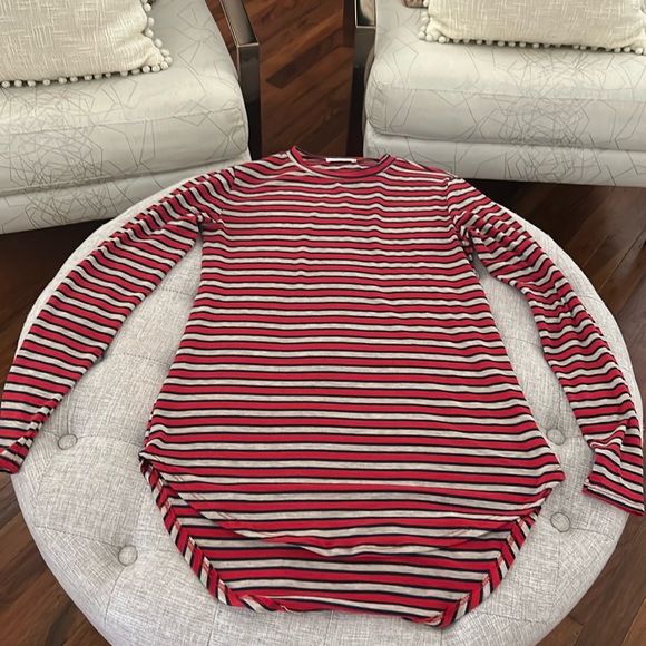 Boutique brand long top. Slightly longer in back - Picture 1 of 3